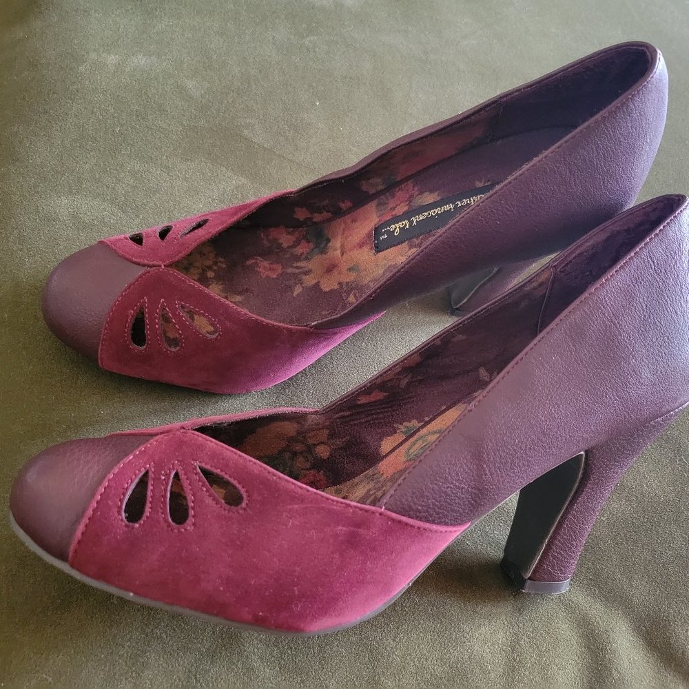 B.A.I.T. plum Velvet Vegan Leather 1940s style pumps 9 GUC retro heels